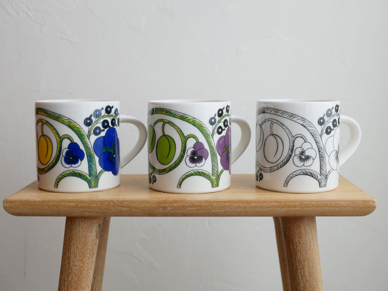 【Arabia/アラビア】デザインマグシリーズの磁器製マグカップ。シンプルな白色で350mlの容量を持ち、食洗機や電子レンジに対応しています。