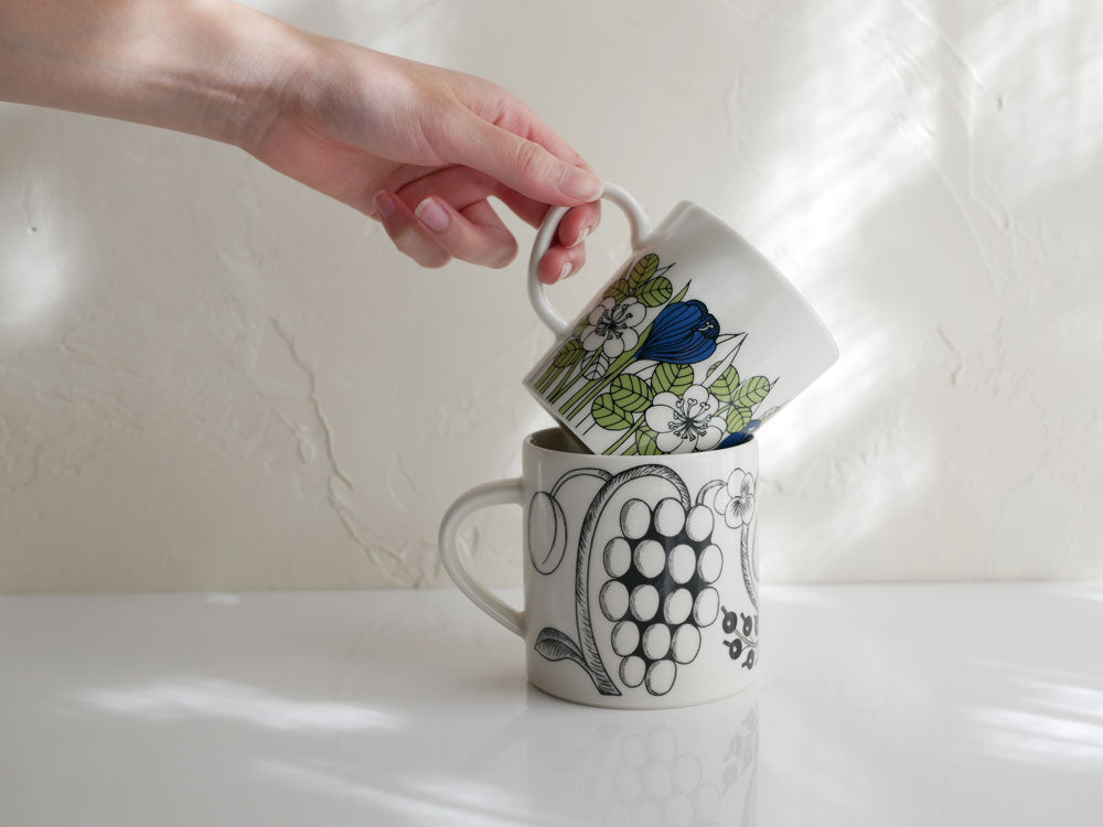 アラビアデザインマグシリーズの磁器製マグカップ