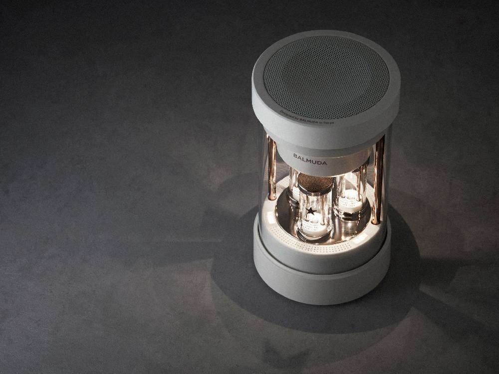 BALMUDA The Speakerのコンパクトなホームアプライアンススピーカー。直径105mm、高さ188mmでABSと金属素材を使用したデザイン。