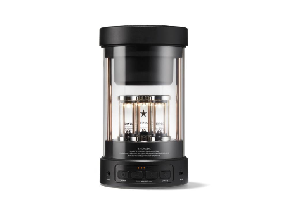 BALMUDAのThe Speaker。スタイリッシュなデザインでABSと金属素材を使用したホーム用スピーカー。直径約105mm、高さ188mmの黒または白モデル。