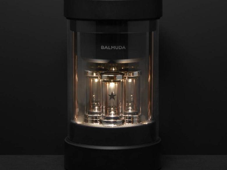 BALMUDAバルミューダ The Speakerの黒色モデル。スタイリッシュなABSと金属素材を使用したコンパクトなスピーカー本体と透明アクリルパイプが特徴的なデザイン。