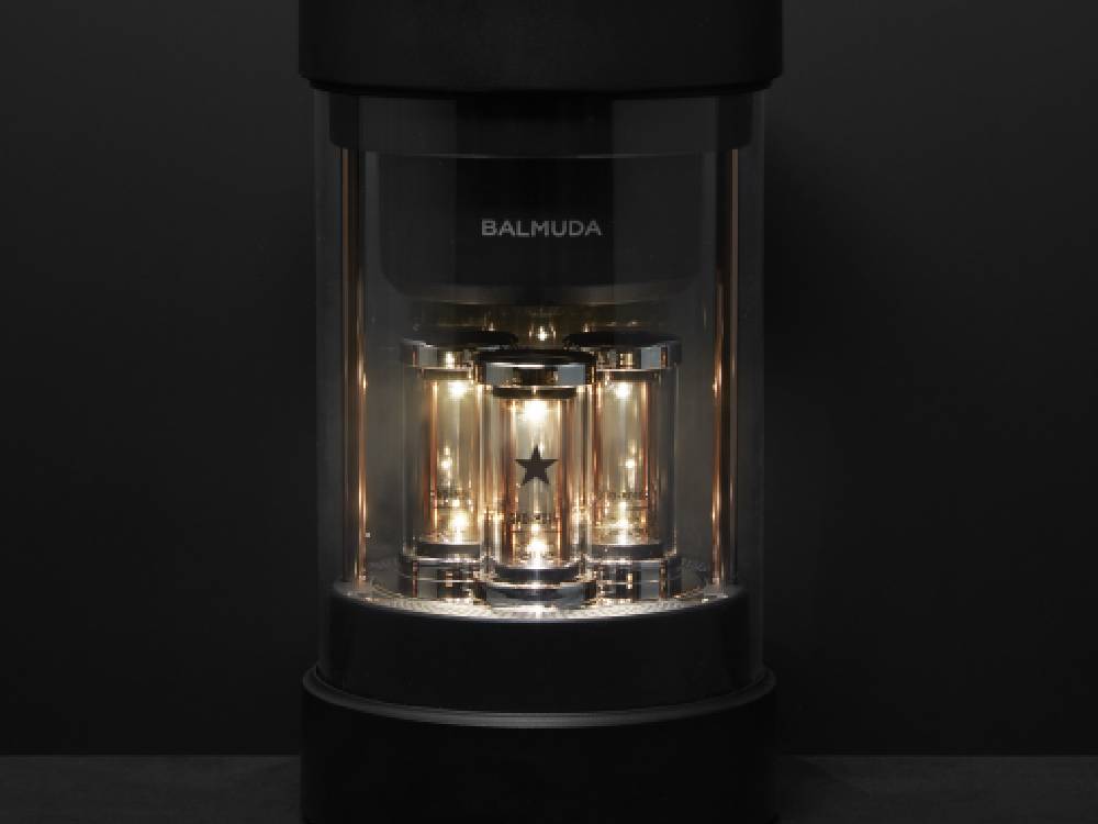 バルミューダ The Speakerのスタイリッシュな黒色スピーカー本体を正面から撮影した画像