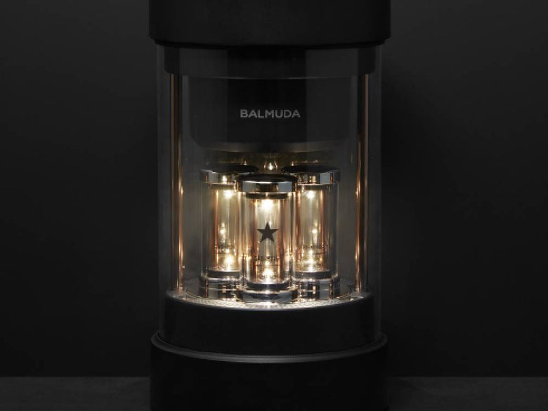 バルミューダ The Speakerのスタイリッシュな黒色スピーカー本体を正面から撮影した画像