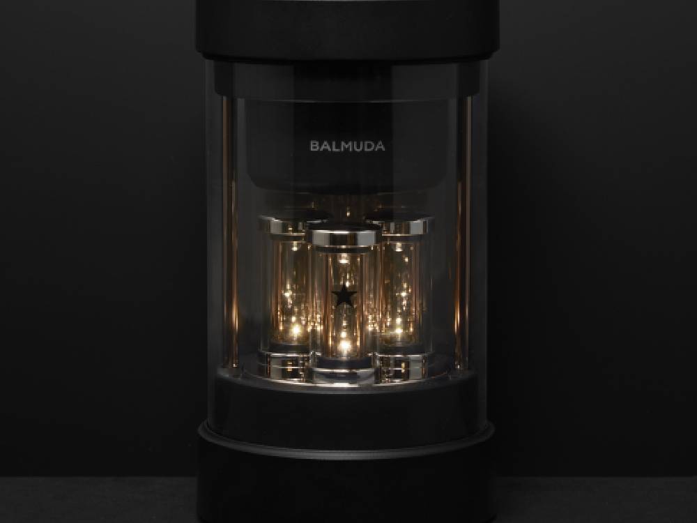 バルミューダ The Speaker。黒色のコンパクトなデザインスピーカー