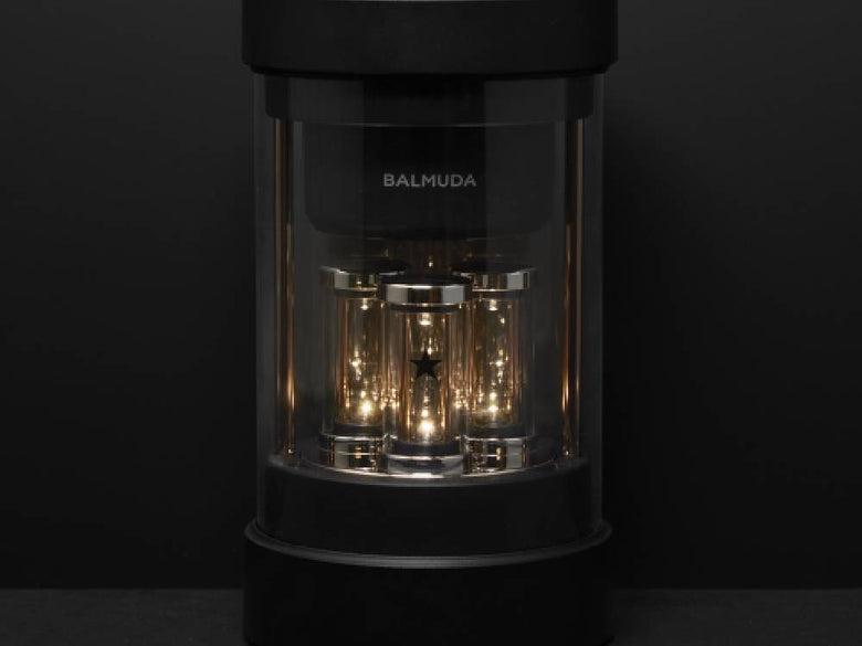 バルミューダ The Speaker。黒色のコンパクトなデザインスピーカー