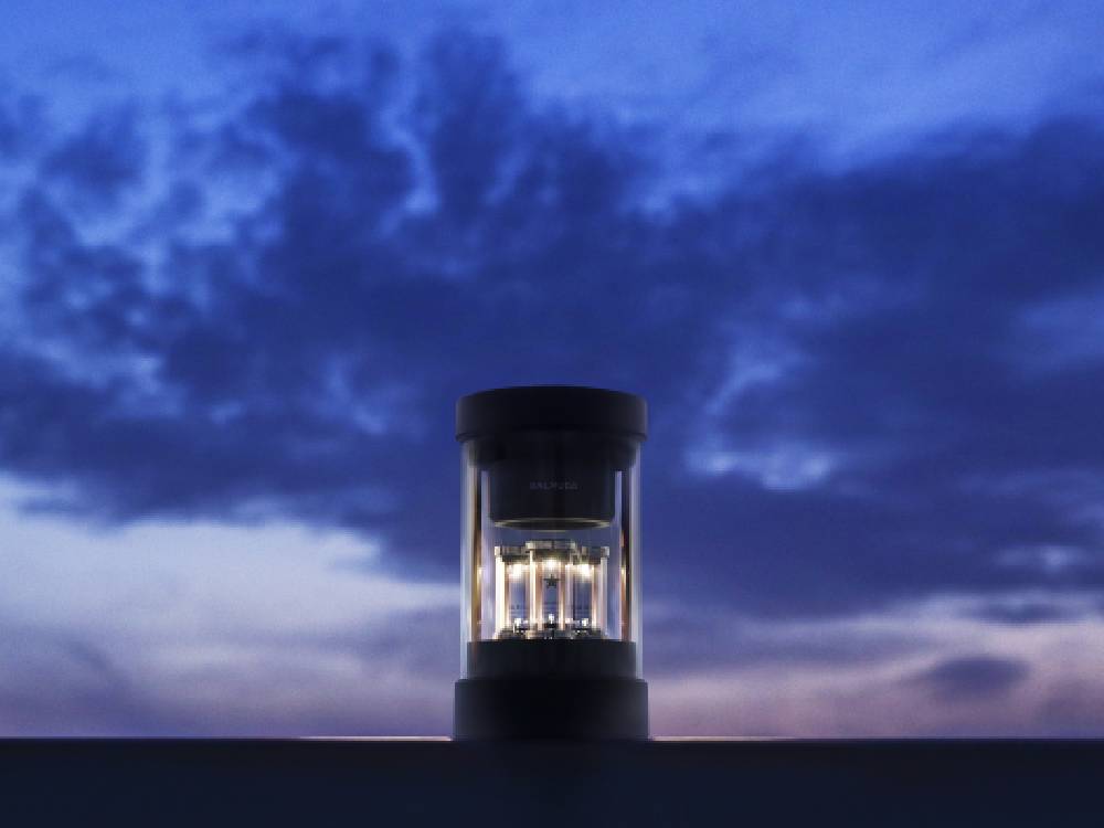 夜の環境で展示されたシリンダー型デザインのバルミューダ The Speaker