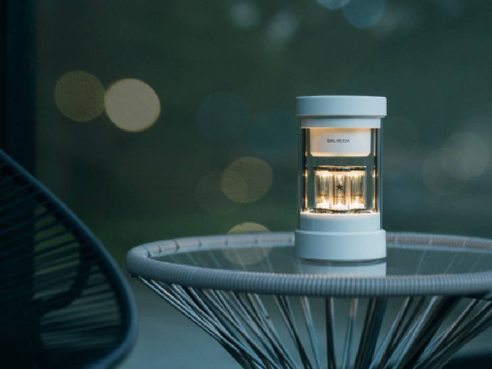 バルミューダ The Speaker。円筒形デザインのプラスチックと金属製スタイリッシュなスピーカー