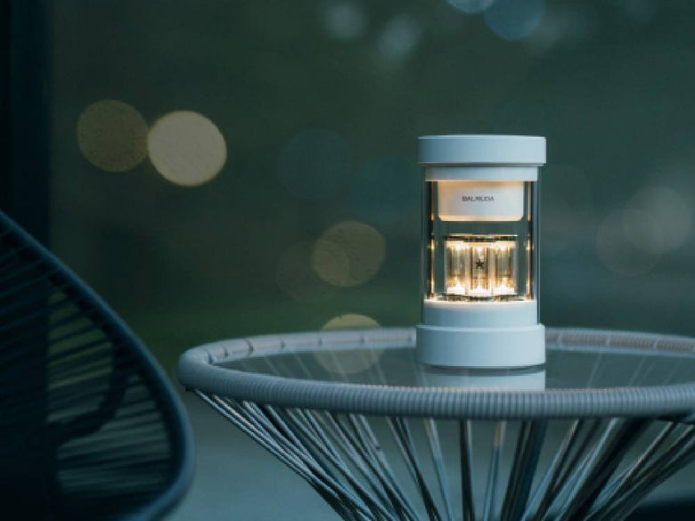 バルミューダ The Speaker。円筒形デザインのプラスチックと金属製スタイリッシュなスピーカー