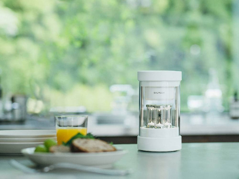 BALMUDA（バルミューダ）のThe Speaker黒色モデル。キッチンに適した小型家庭用スピーカーで、蓋が付いたデザインが特徴的です。