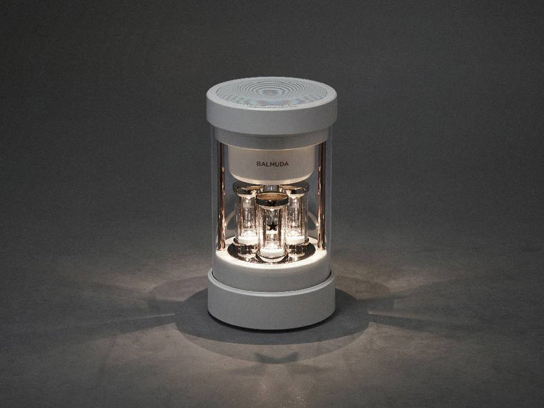バルミューダ The Speaker シルバーモデルの電子スピーカー本体がスタイリッシュな台座に置かれている画像