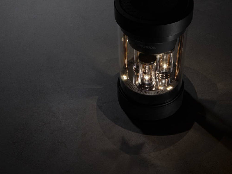 BALMUDA The Speakerの黒と白のスタイリッシュなスピーカー本体が正面から撮影された画像