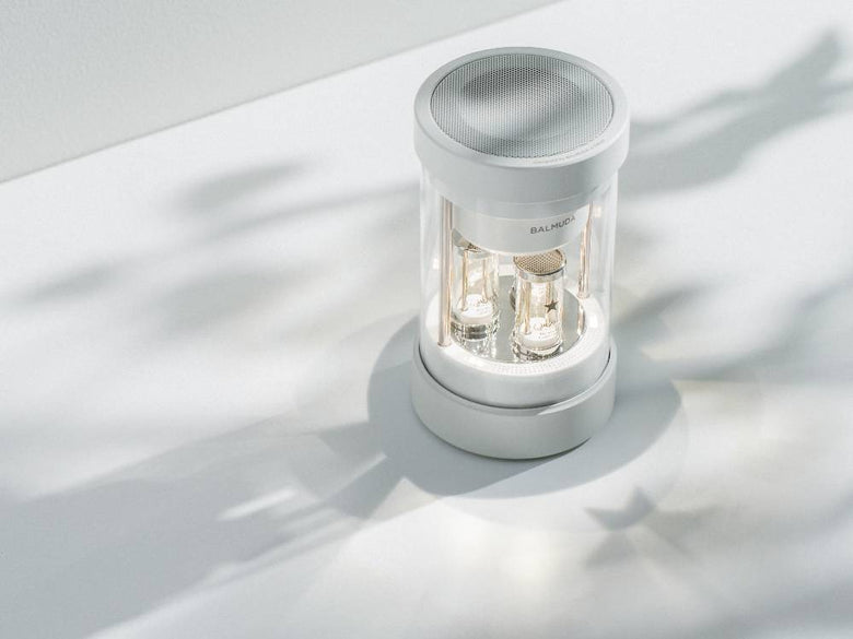 BALMUDA The Speaker ブラックモデルのモダンな家庭用電子スピーカーの画像