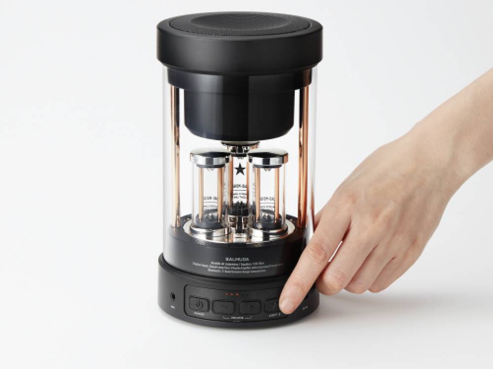 BALMUDAバルミューダのThe Speaker黒色モデル、モダンなデザインのホームオーディオスピーカー