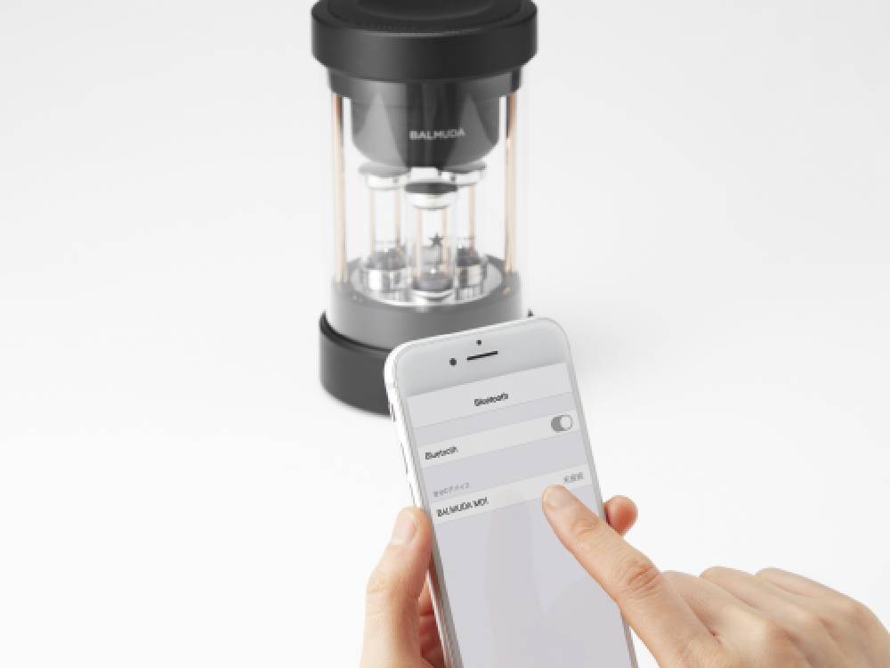 BALMUDA The Speakerのスタイリッシュなデザインを持つ家庭用スピーカー、ABSと金属素材を使用した電子機器