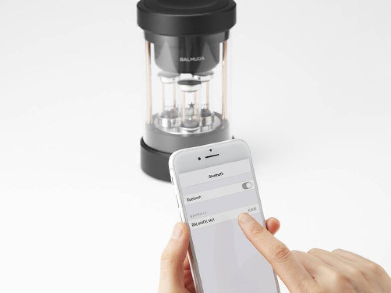 BALMUDA The Speakerのスタイリッシュなデザインを持つ家庭用スピーカー、ABSと金属素材を使用した電子機器