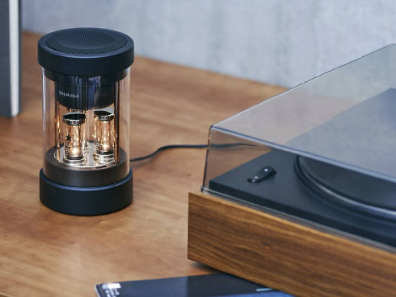 黒色のBALMUDA「The Speaker」スピーカー。直径105mm、高さ188mmのスタイリッシュなオーディオデバイス