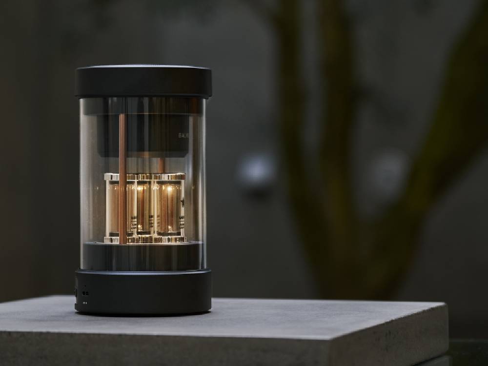 BALMUDA（バルミューダ）The Speakerの黒色プラスチック製スピーカー。直径約105mm、高さ188mmのスタイリッシュなデザイン