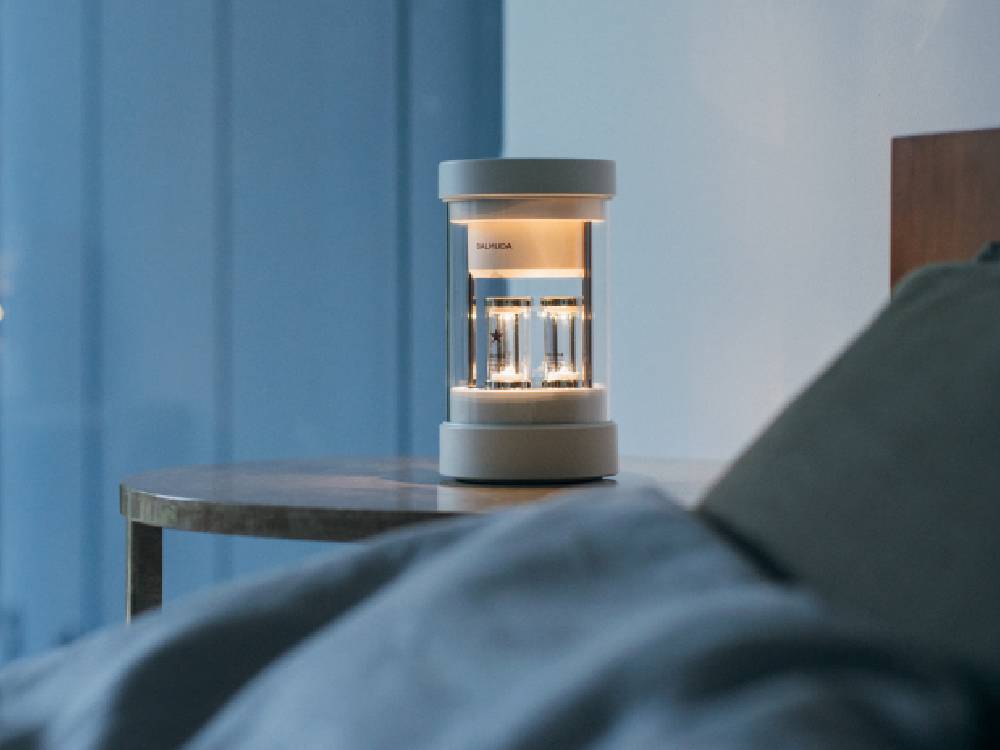 バルミューダ The Speakerのスタイリッシュな黒色円筒形ホームオーディオスピーカー