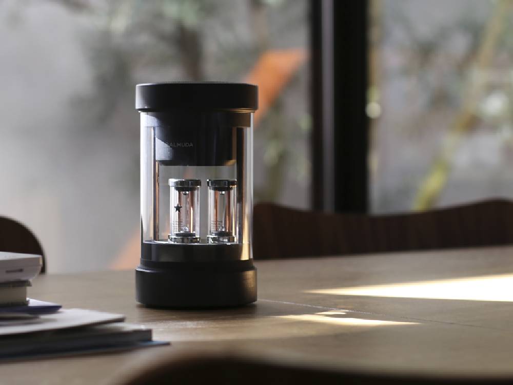 BALMUDA（バルミューダ）のThe Speaker。黒または白のスタイリッシュなデザインで、透明アクリルパイプと金属パイプを組み合わせたスピーカー本体。