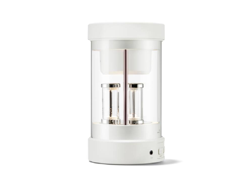 バルミューダ The Speaker の黒色モデル。円形のスピーカー本体と透明アクリルパイプを組み合わせたモダンなデザインのホームオーディオデバイス。