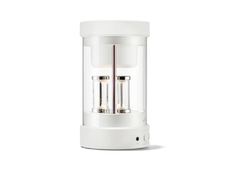 バルミューダ The Speaker の黒色モデル。円形のスピーカー本体と透明アクリルパイプを組み合わせたモダンなデザインのホームオーディオデバイス。