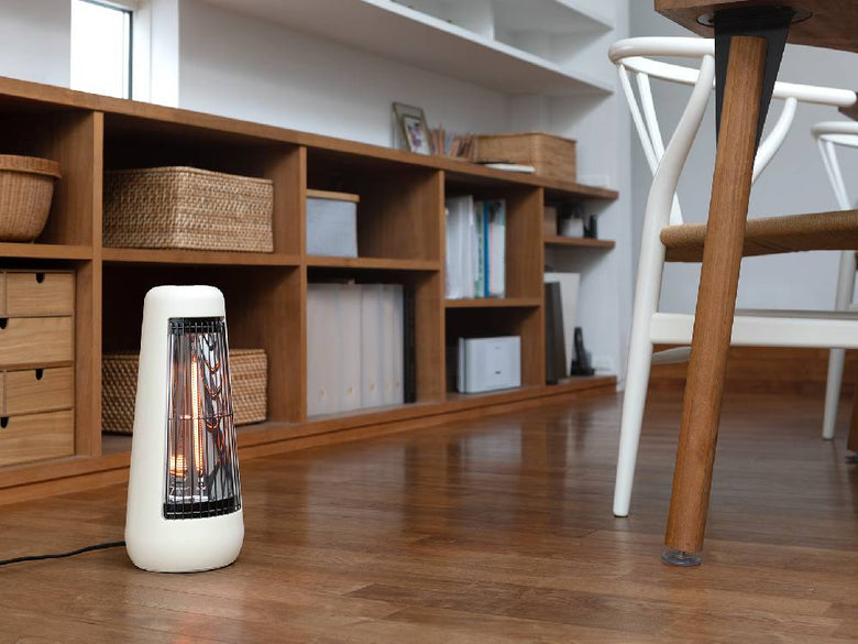 木目調の床の上に置かれたプラスマイナスゼロ カーボンヒーター H210