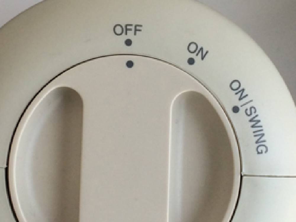 プラスマイナスゼロ カーボンヒーター H210の正面ビュー。コンパクトでスタイリッシュなデザインの小型暖房機器。