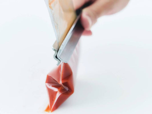 EAトCOシボル、ステンレス製の全幅20mm×全長180mmの工具と紙、釘、プラスチックが配置された画像