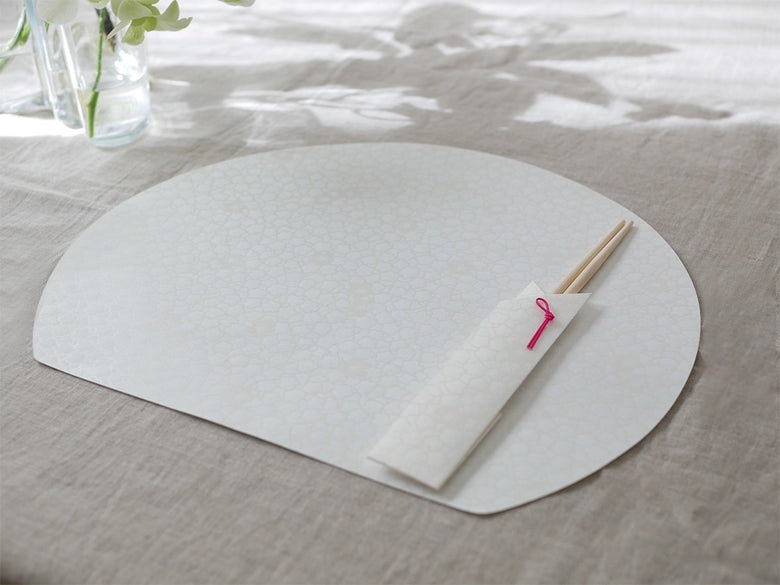 ADVAITAの美濃和紙製お膳敷紙とお箸包み5枚入りセットが美しく並べられた商品画像