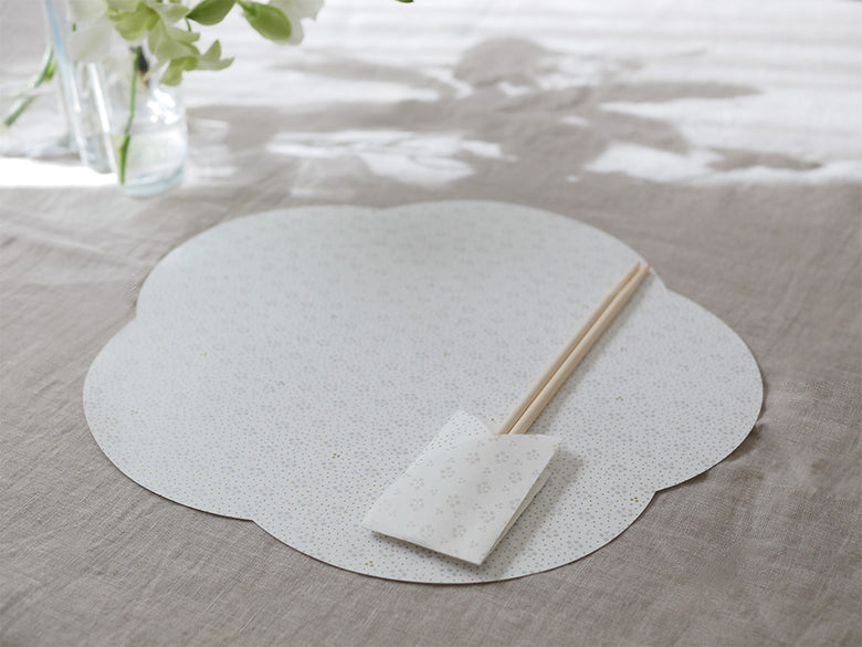 ADVAITAの美濃和紙製お膳敷紙とお箸包みが整然と並べられた和風の食卓セッティング