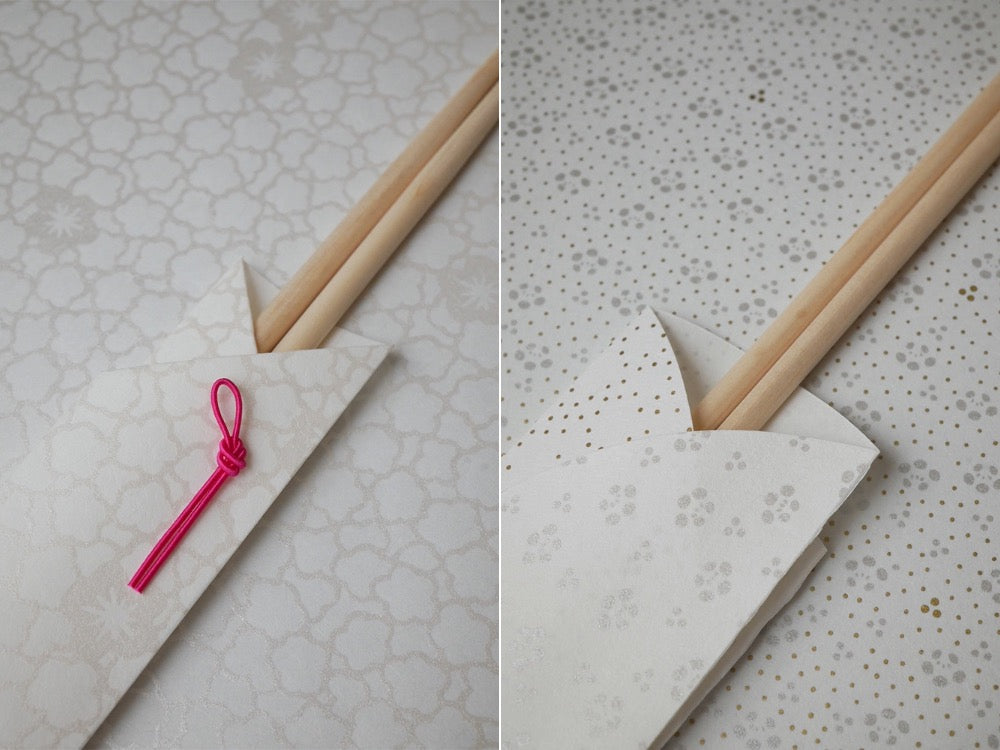 ADVAITAの美濃和紙製お膳敷紙とお箸包みがセットになって並んでいる