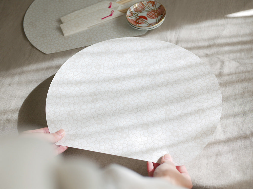 ADVAITAの美濃和紙製お膳敷紙とお箸包みのセット。梅日和と梅水玉のデザインが施された紙製の食卓用品です。