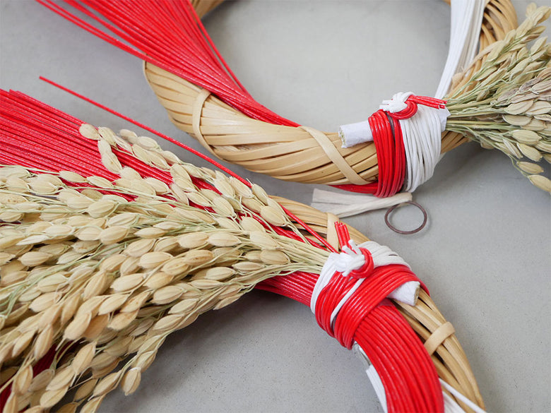 竹、稲、紙、針金などの自然素材を縄や紐で編んだ迎春ことほぎリース