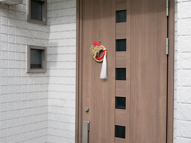 竹や稲を用いた公長斎小菅の迎春ことほぎリース、ナチュラルなデザインの春の玄関装飾