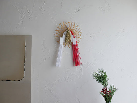 竹、稲、紙で編まれた縄と装飾が施された輪弧編み水引リースのオーナメント