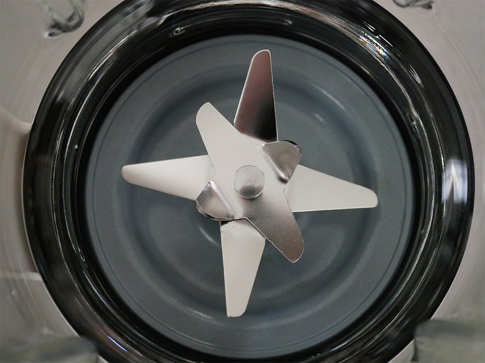 シロカおうちシェフヒーター機能付きブレンダー本体と付属品が並んだキッチン家電の画像