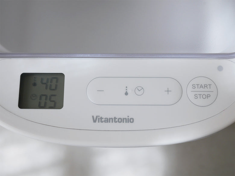 Vitantonioビタントニオの初心者向け発酵メーカー本体に、2つの容器、スプーン、牛乳パック用クリップ、カラーレシピブックが並べられたセット