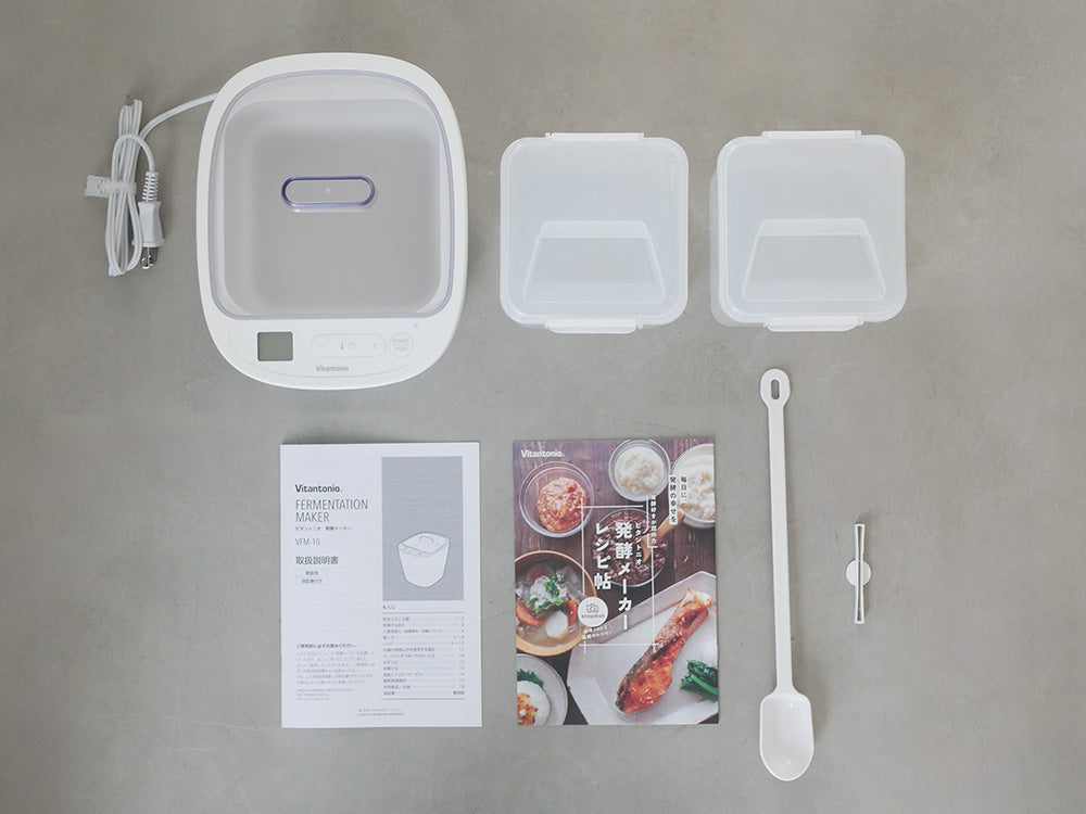 ビタントニオ発酵メーカーVFM-10-W本体と付属の容器、スプーン、レシピブックがセットになったキッチン用品