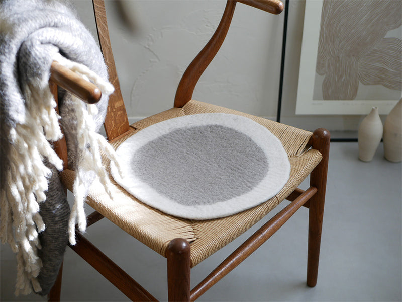 木製の椅子に敷かれたナチュラルウールフェルト製のチェアシート