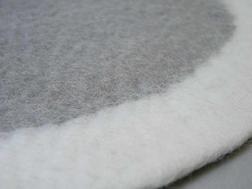 灰色のニュージーランド産100％ウールフェルト製チェアシート、直径約36cmの織物風デザイン