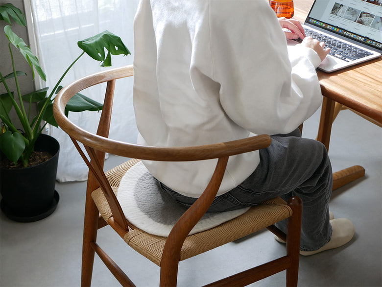 木製椅子に敷かれたニュージーランドウール100％のウールフェルトチェアシート