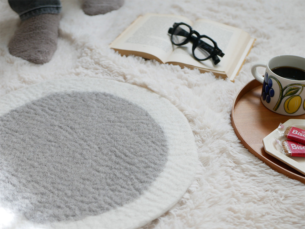 ニュージーランド産ウール100％のウールフェルトチェアシート、直径36cm