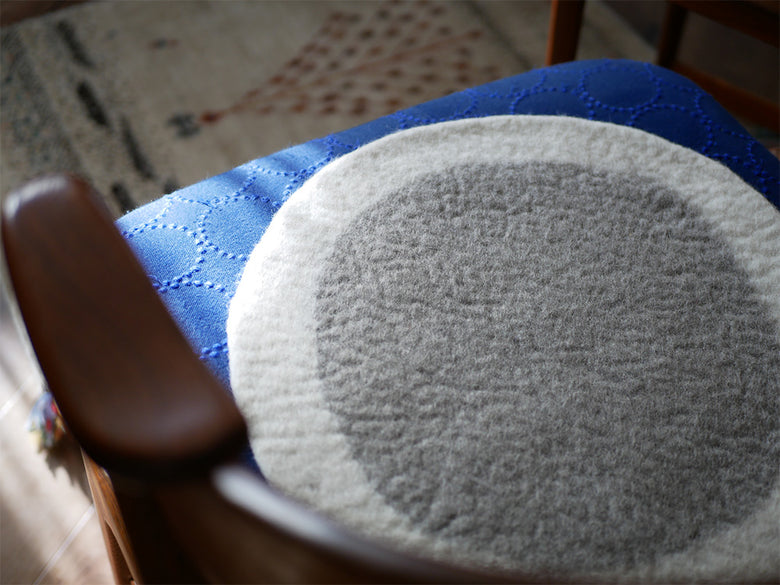 木製の床に置かれたニュージーランドウール100％のハンドメイドフェルトチェアシート