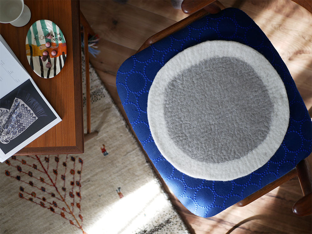 ニュージーランド産ウール100％の直径36cmウールフェルトチェアシートに美しいパターンが施されています