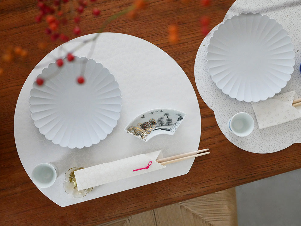 アマブロMAMEシリーズの吹墨富士形皿、丸散赤丸、牡丹蝶文角皿、吉祥魚形皿など複数の磁器製食器が美しく並べられた写真