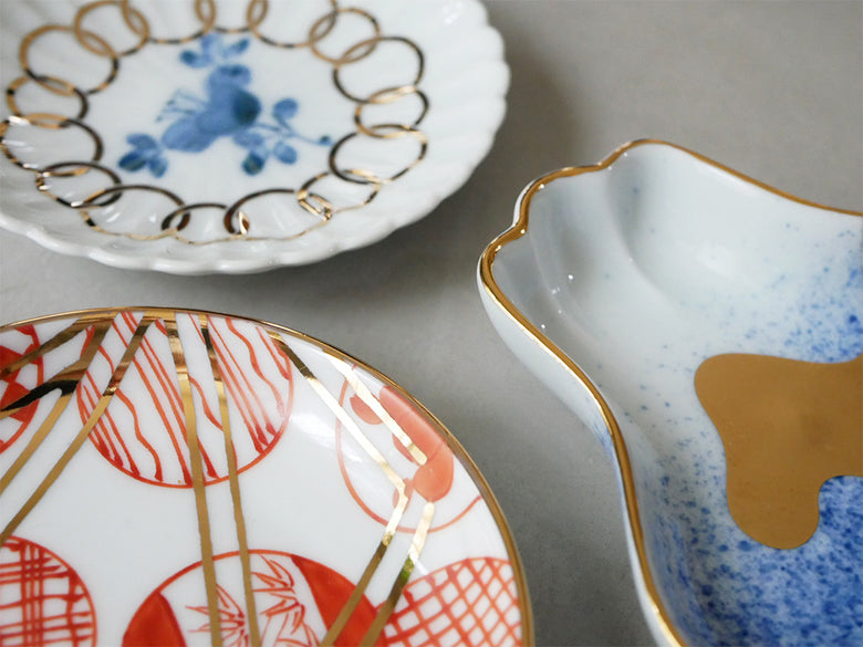 amabro（アマブロ）MAMEシリーズの磁器製プレートやソーサー、カップが並んだ食器セット
