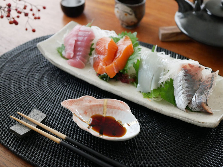 アマブロのMAMEシリーズ磁器皿に盛られた寿司や刺身がテーブルに並べられている写真