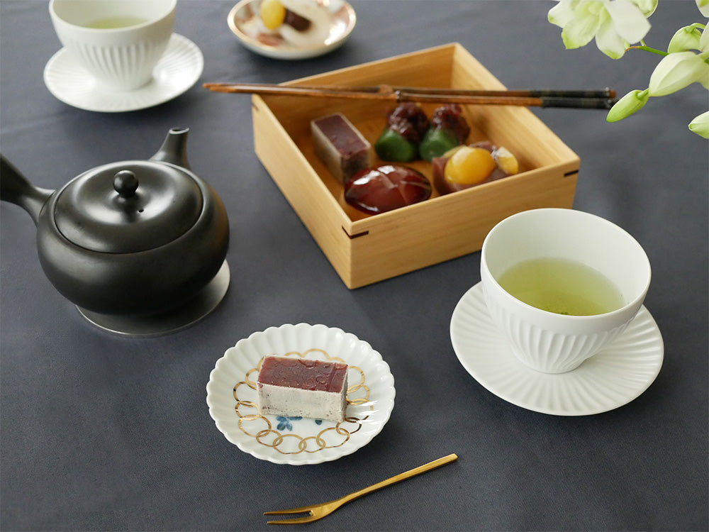 アマブロMAMEシリーズの磁器製ティーポット、カップ、ソーサーが美しく並んだテーブルウェアセット