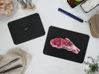 CBJAPANのアルミ製解凍プレートに盛り付けられた肉料理