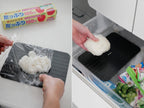 解凍プレート上にプラスチック包装された食品や食品保存容器が配置されているキッチン用品の写真